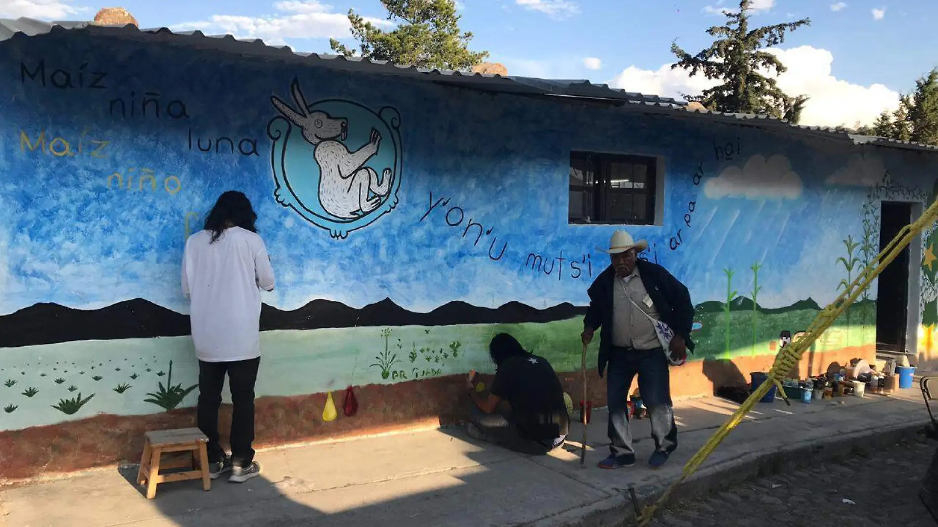 Habitantes de San Miguel Talxcaltepec participaron en la elaboración de este mural en tributo al maíz.